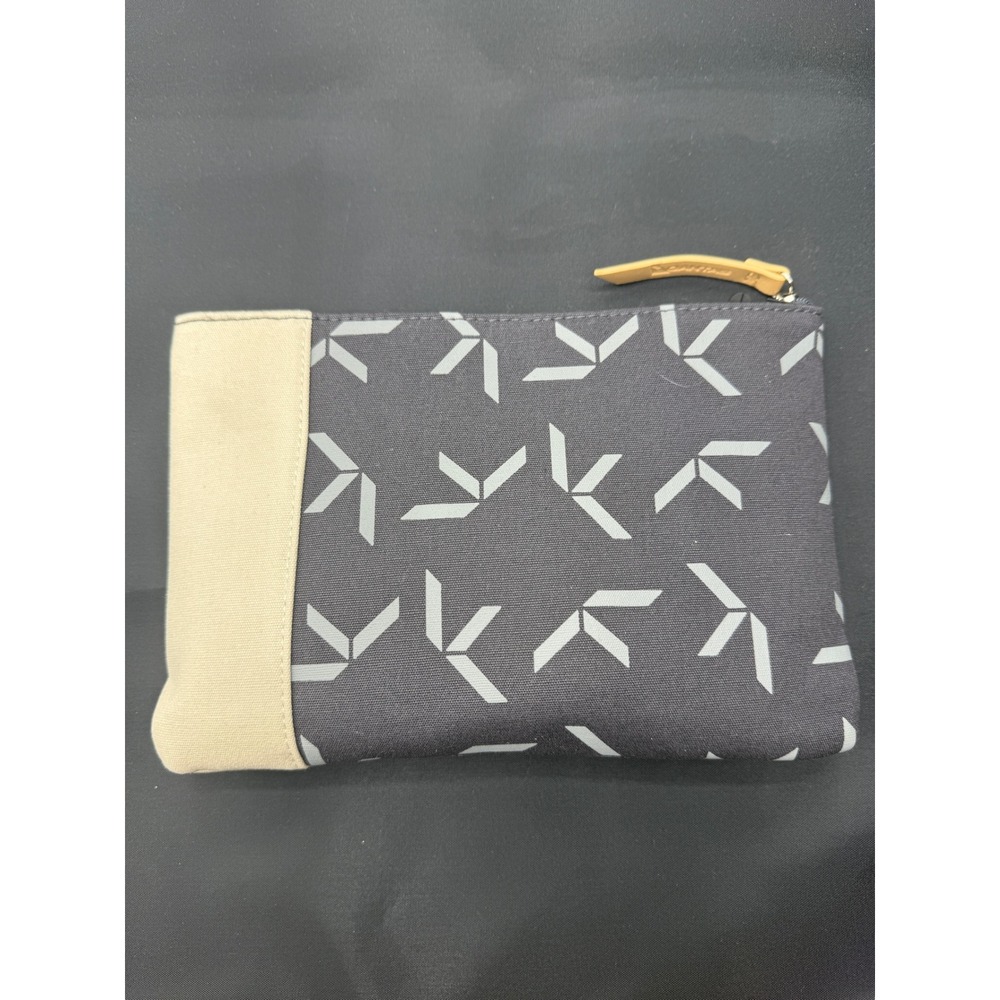 KOSKELA Qantas Amenity Pouch Unisex Gray Cream Canvas Geometric Travel Bag OS